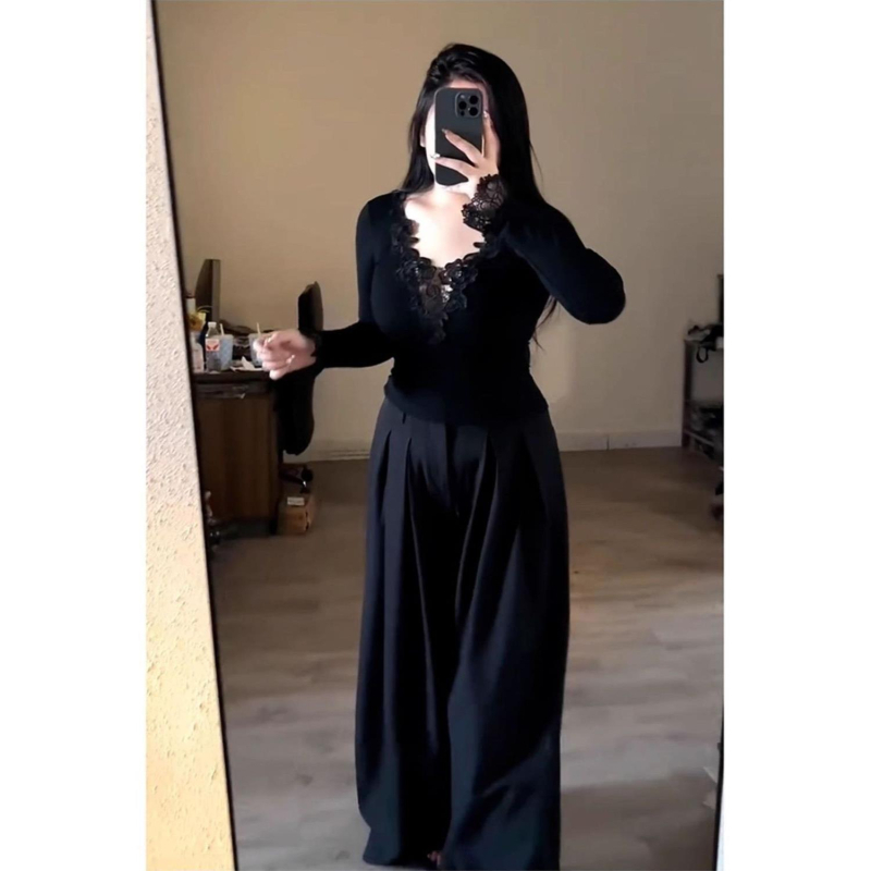 Csipkés V-nyakú hosszú ujjú póló hímzéssel