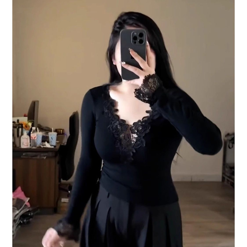 Csipkés V-nyakú hosszú ujjú póló hímzéssel