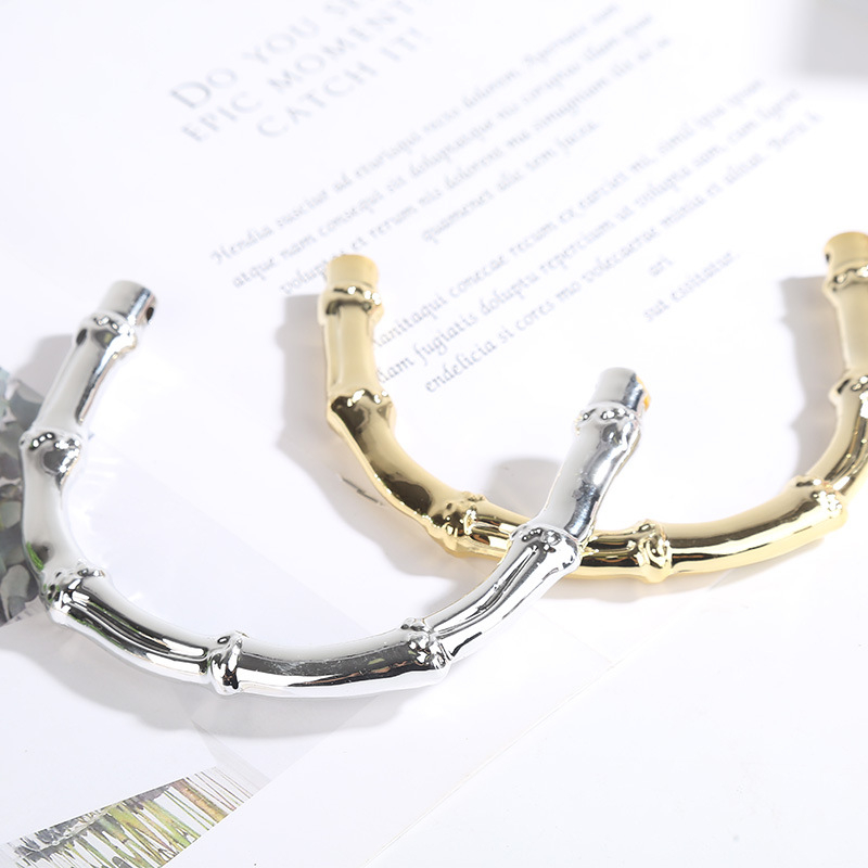 Αξεσουάρ τσαντών: ηλεκτροπλατινωμένο πλαστικό χωρίς ραφή δαχτυλίδι, λαβή μπαμπού, αστικός μινιμαλισμός, φθινόπωρο 2025