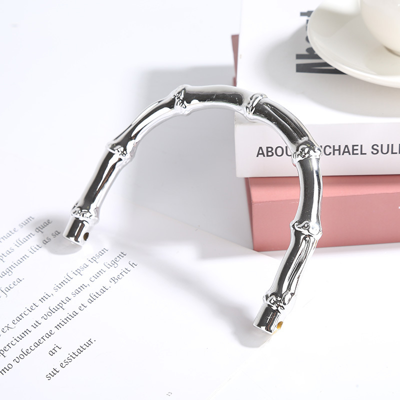 Αξεσουάρ τσαντών: ηλεκτροπλατινωμένο πλαστικό χωρίς ραφή δαχτυλίδι, λαβή μπαμπού, αστικός μινιμαλισμός, φθινόπωρο 2025