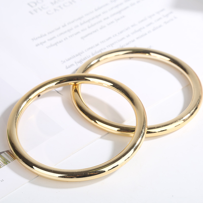 Αξεσουάρ τσαντών: ηλεκτροπλατινωμένο πλαστικό χωρίς ραφή δαχτυλίδι, λαβή μπαμπού, αστικός μινιμαλισμός, φθινόπωρο 2025