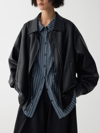 Csíkos ing dupla gallérral és elöl fűzős, lazább szabású, pamut-poliészter