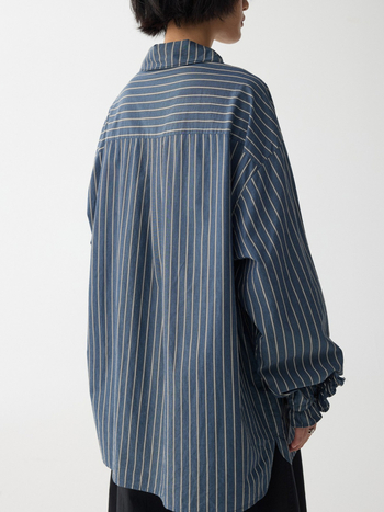 Csíkos ing dupla gallérral és elöl fűzős, lazább szabású, pamut-poliészter