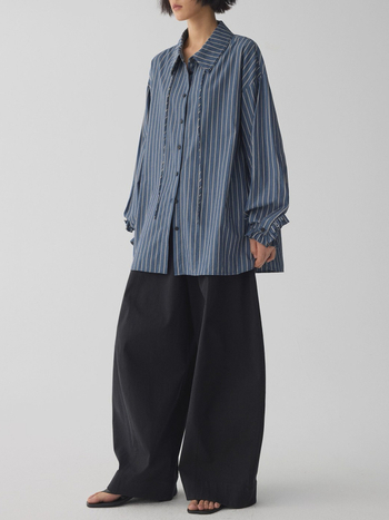 Csíkos ing dupla gallérral és elöl fűzős, lazább szabású, pamut-poliészter