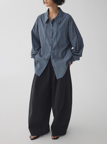 Csíkos ing dupla gallérral és elöl fűzős, lazább szabású, pamut-poliészter