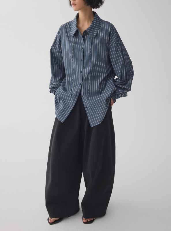 Csíkos ing dupla gallérral és elöl fűzős, lazább szabású, pamut-poliészter