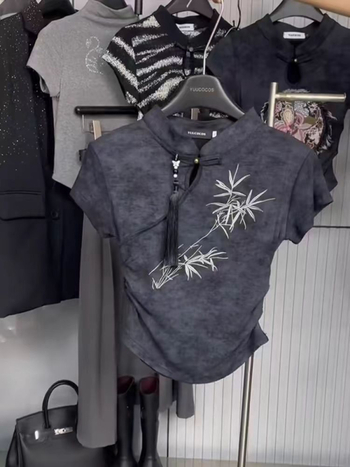 Pamut rövid ujjú póló kerek nyakú, növény- és virágmintás