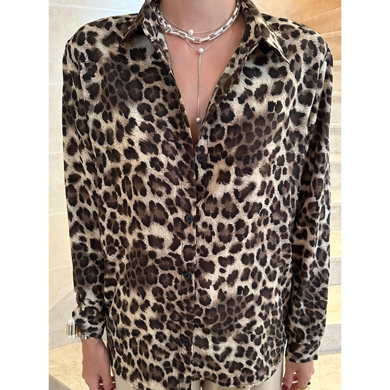 Košulja s leopard printom, dugi rukavi, udoban kroj, ovratnik tipa lapel, materijal: akrilna vlakna