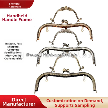 Príslušenstvo pre tašky – železo, skladací, street fashion, doplnky k taškám, jeseň 2023