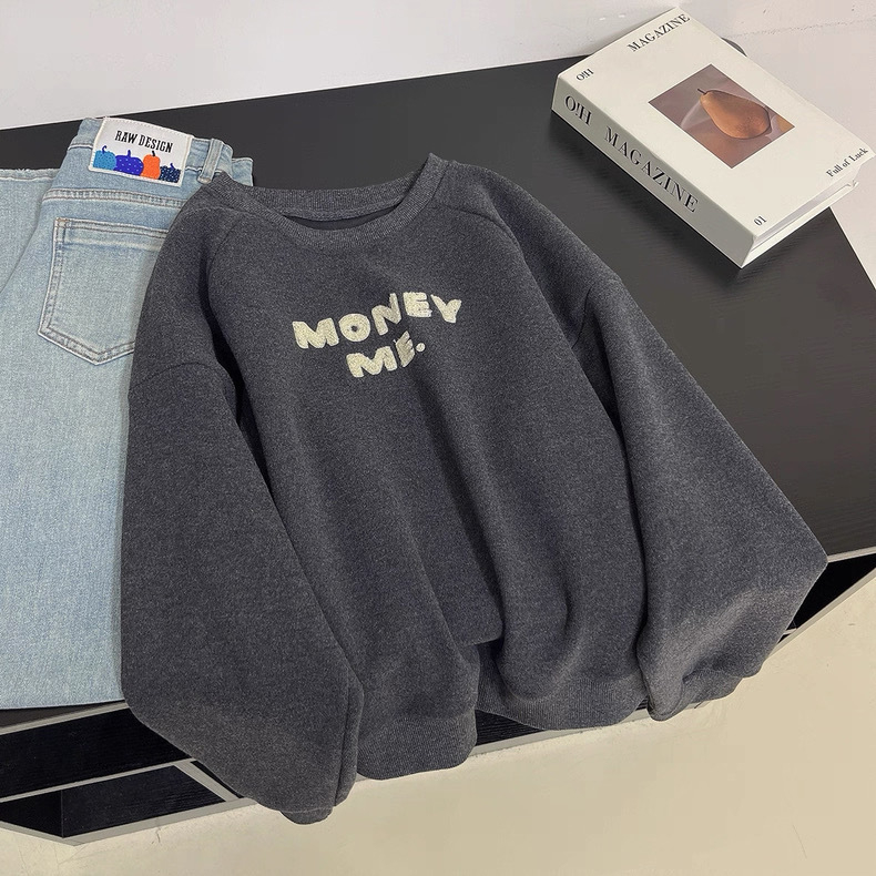 Hooded sweatshirt s izvezenim slovima, unutarnji flis, poliester tkanina 80-90%, slobodan kroj, dugi rukavi