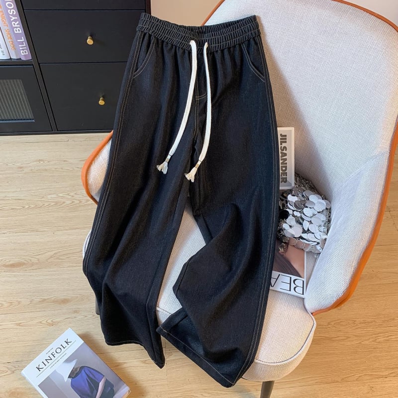 Női egyenes szabású farmer, magas derekú, pamut-polyészter keverék, vékony anyag, tavasz 2026.