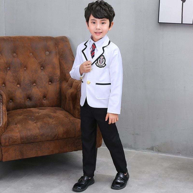 Dječji formalni kostim u britanskom stilu, uskog kroja, lanena tkanina, jednodijelni sako
