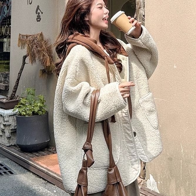 Geacă căptușită din bumbac, cu glugă și căptușeală din blană artificială, croială lejeră, lungime medie, în formă de A