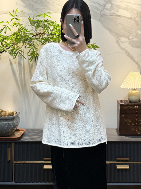 Tricou dama cu mânecă lungă, guler rotund, paiete reliefate, model geometric, croială lejeră, căptușit pe interior