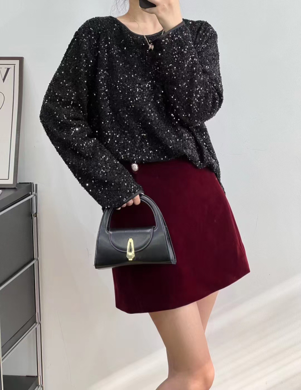 Tricou dama cu mânecă lungă, guler rotund, paiete reliefate, model geometric, croială lejeră, căptușit pe interior