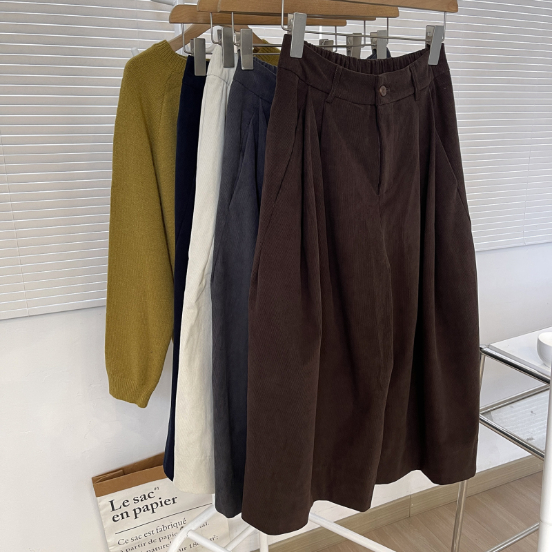 Corduroy široke hlače s visokim strukom, kraći kroj, 70–80% polyester, jesen 2025