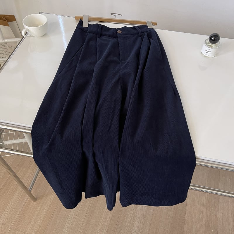 Corduroy široke hlače s visokim strukom, kraći kroj, 70–80% polyester, jesen 2025
