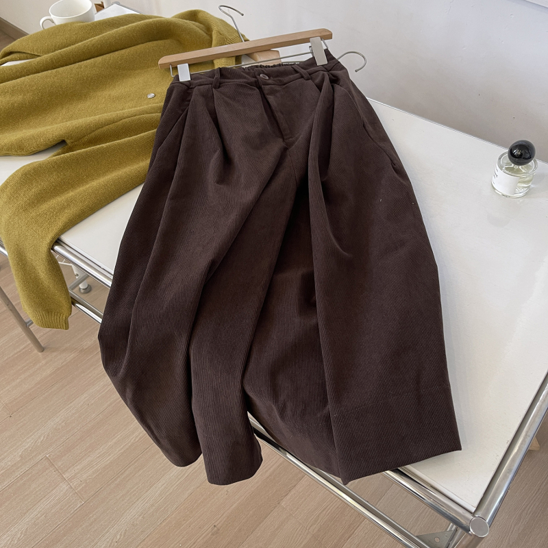 Corduroy široke hlače s visokim strukom, kraći kroj, 70–80% polyester, jesen 2025