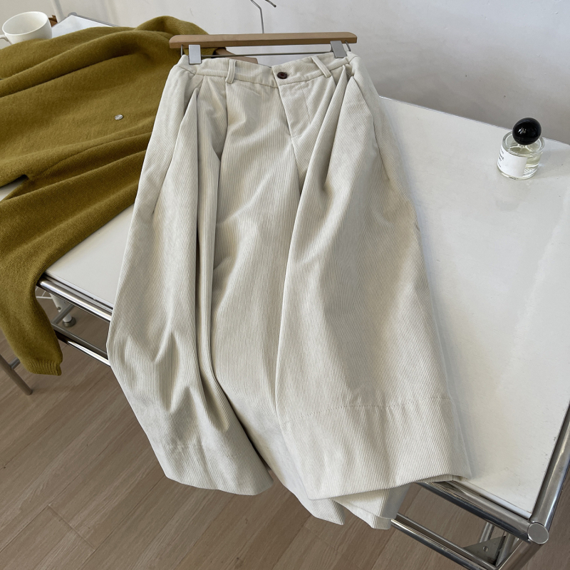 Corduroy široke hlače s visokim strukom, kraći kroj, 70–80% polyester, jesen 2025