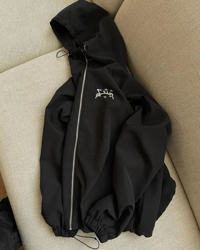 Windbreaker s colorblock vezenjem, kapuljača na zip, slobodan kroj, srednja duljina, poliester 95%