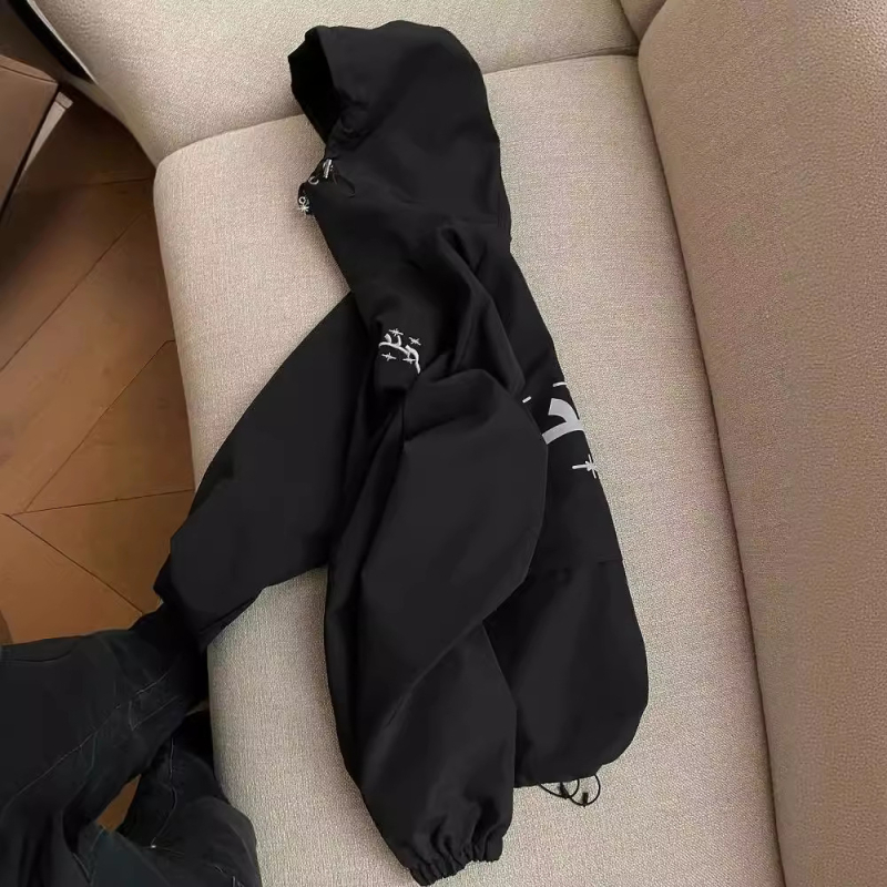 Windbreaker s colorblock vezenjem, kapuljača na zip, slobodan kroj, srednja duljina, poliester 95%