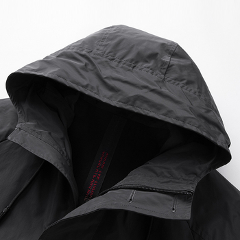 Palton masculin cu glugă, lungime 80–100 cm, închidere cu nasturi, guler înalt, țesătură poliesterică cu căptușeală poliester