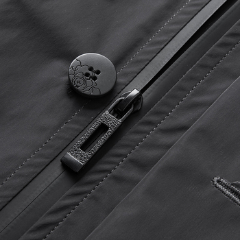 Palton masculin cu glugă, lungime 80–100 cm, închidere cu nasturi, guler înalt, țesătură poliesterică cu căptușeală poliester