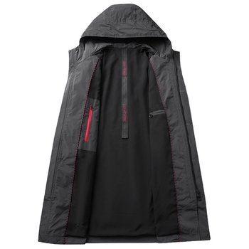 Palton masculin cu glugă, lungime 80–100 cm, închidere cu nasturi, guler înalt, țesătură poliesterică cu căptușeală poliester