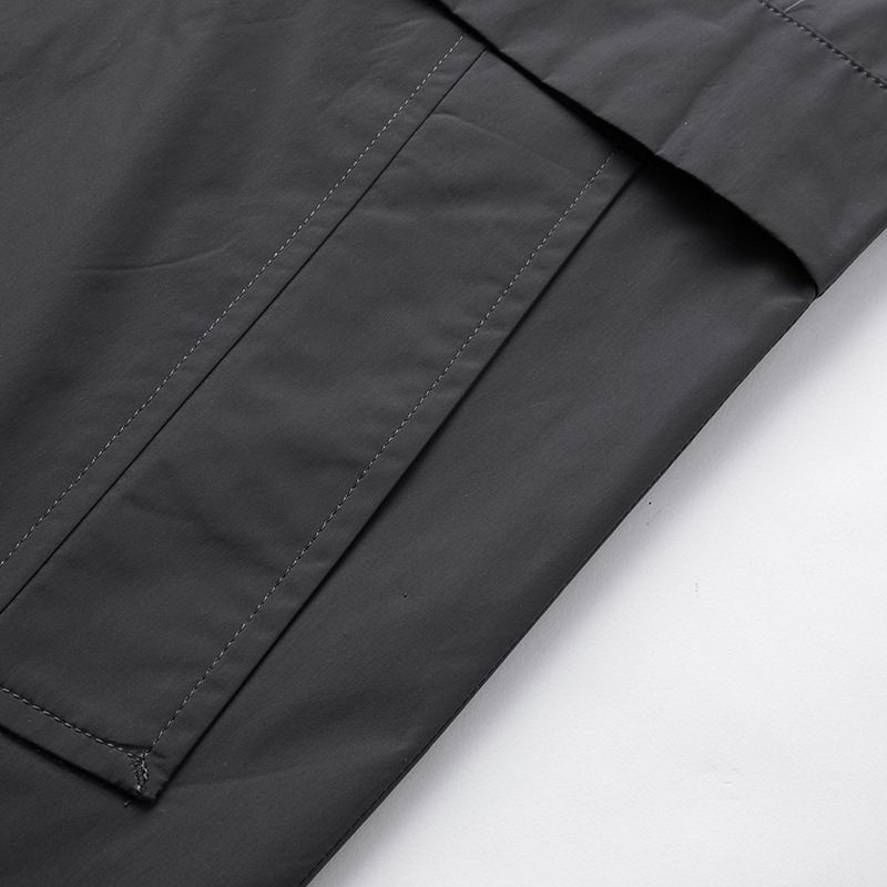 Palton masculin cu glugă, lungime 80–100 cm, închidere cu nasturi, guler înalt, țesătură poliesterică cu căptușeală poliester