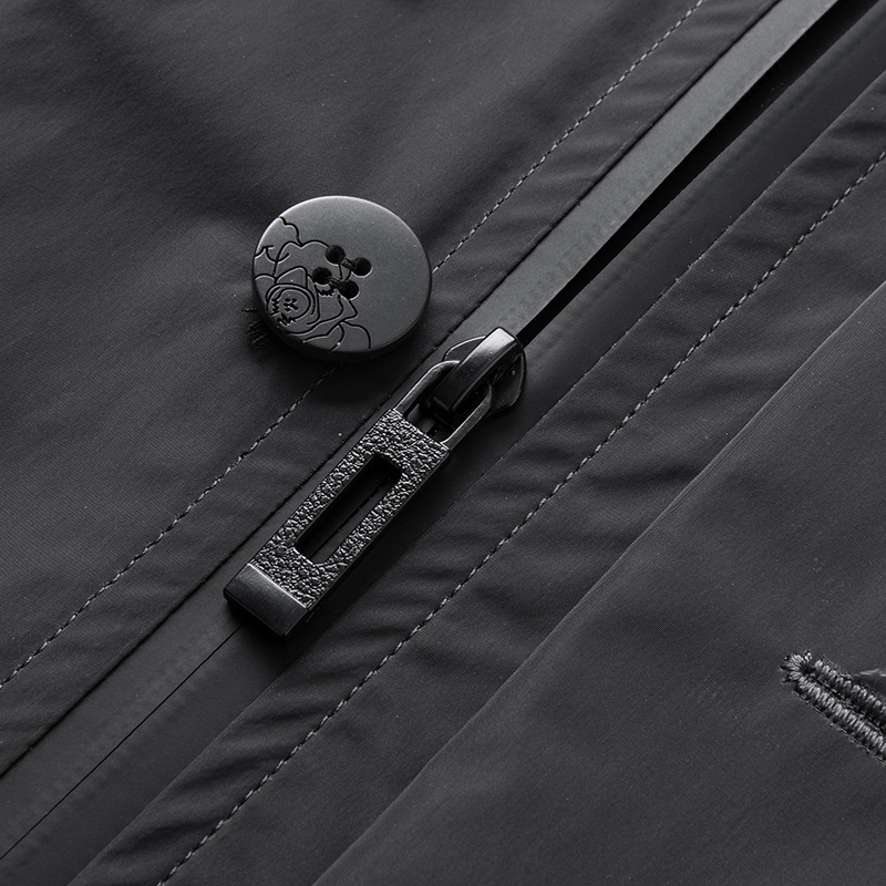 Palton masculin cu glugă, lungime 80–100 cm, închidere cu nasturi, guler înalt, țesătură poliesterică cu căptușeală poliester