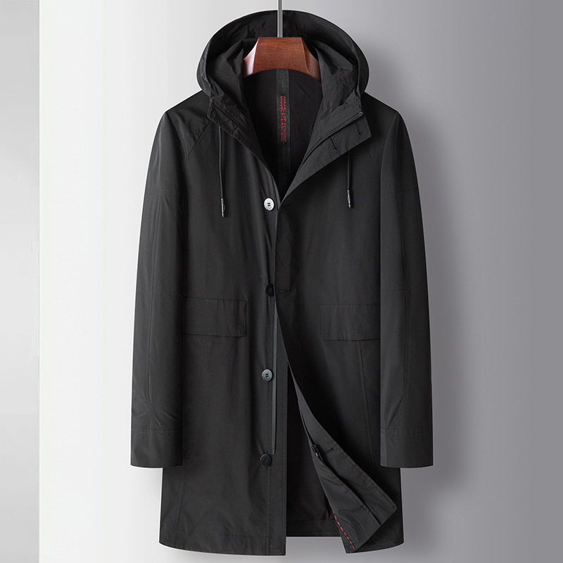 Palton masculin cu glugă, lungime 80–100 cm, închidere cu nasturi, guler înalt, țesătură poliesterică cu căptușeală poliester