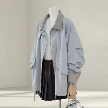 Ženski trench coat sa šavovima, chenille tkanina i više od 95% elastana, poluotvoren ovratnik, zatvarač i džepovi, proljeće 2025