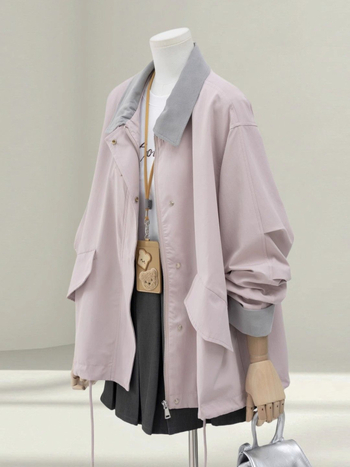 Ženski trench coat sa šavovima, chenille tkanina i više od 95% elastana, poluotvoren ovratnik, zatvarač i džepovi, proljeće 2025