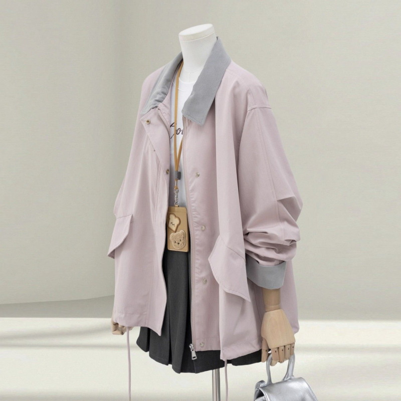 Ženski trench coat sa šavovima, chenille tkanina i više od 95% elastana, poluotvoren ovratnik, zatvarač i džepovi, proljeće 2025