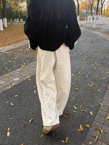 Ženske zimske hlače visokog struka i širokih nogavica 2025, jacquard uzorak s valovito‑točkastim motivom, flis podstava, debele, casual stil