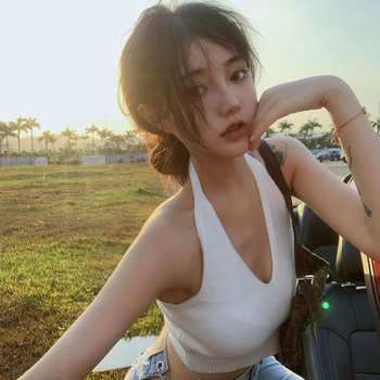 Női kötött top, halter nyakú, levehető pántokkal, A-line sziluett, tavasz 2025