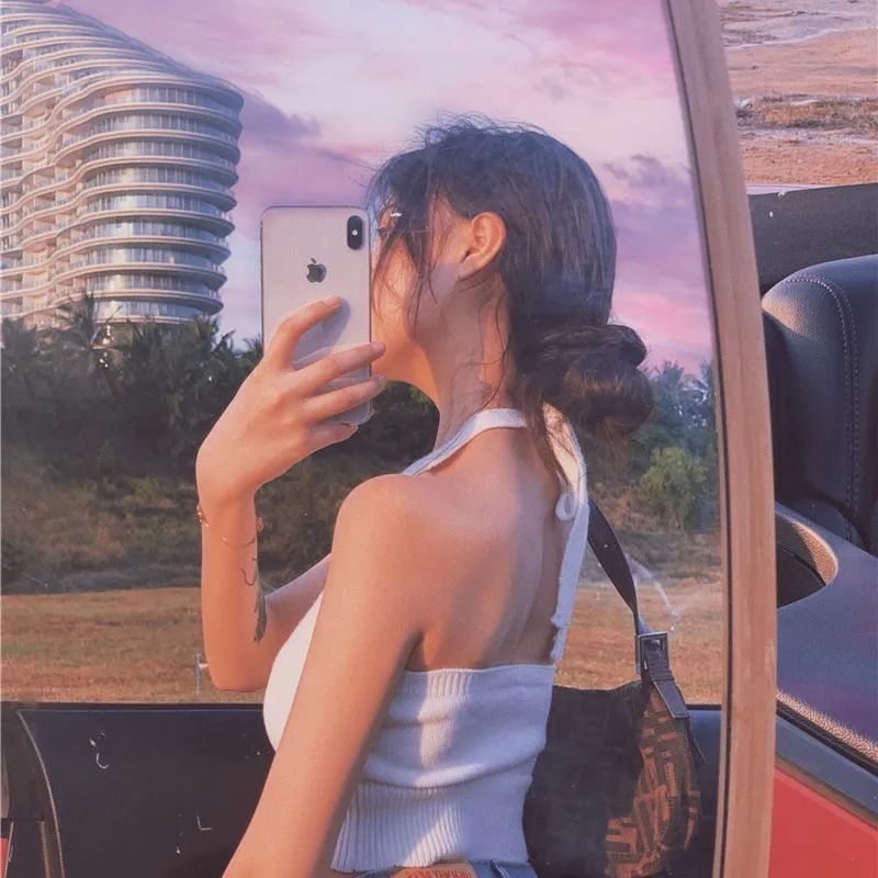 Női kötött top, halter nyakú, levehető pántokkal, A-line sziluett, tavasz 2025