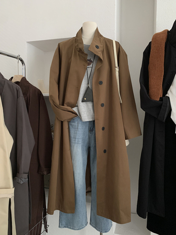 Geacă lungă din bumbac cu guler înălțat, nasturi pe un rând, mâneci lungi, croială lungă, 95% bumbac