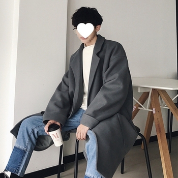 Palton din lână pentru iarnă, croială lejeră, decolteu în V, închidere simplă cu nasturi.