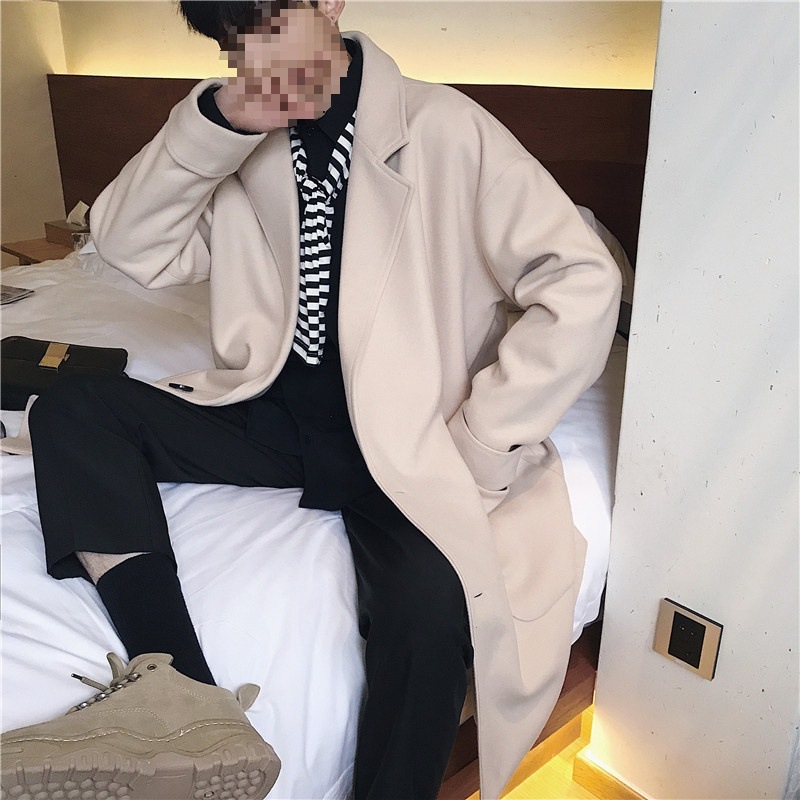 Palton din lână pentru iarnă, croială lejeră, decolteu în V, închidere simplă cu nasturi.