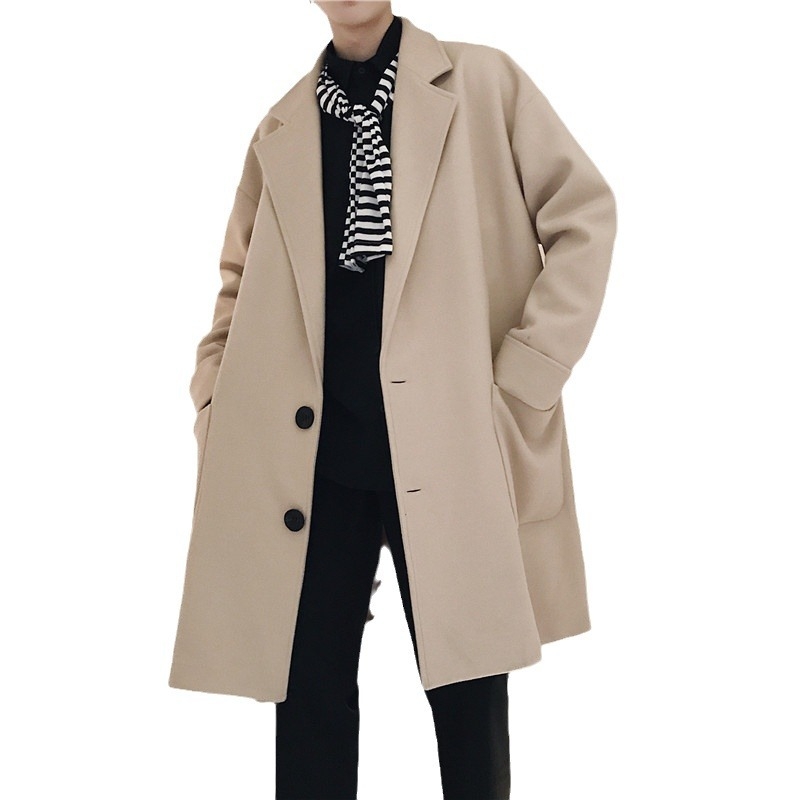 Palton din lână pentru iarnă, croială lejeră, decolteu în V, închidere simplă cu nasturi.