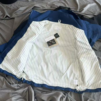 Pamukasta windbreaker jakna s odvojivom kapuljom, vodootporna, stojeći ovratnik, kopčanje na jednu liniju, ležerni kroj