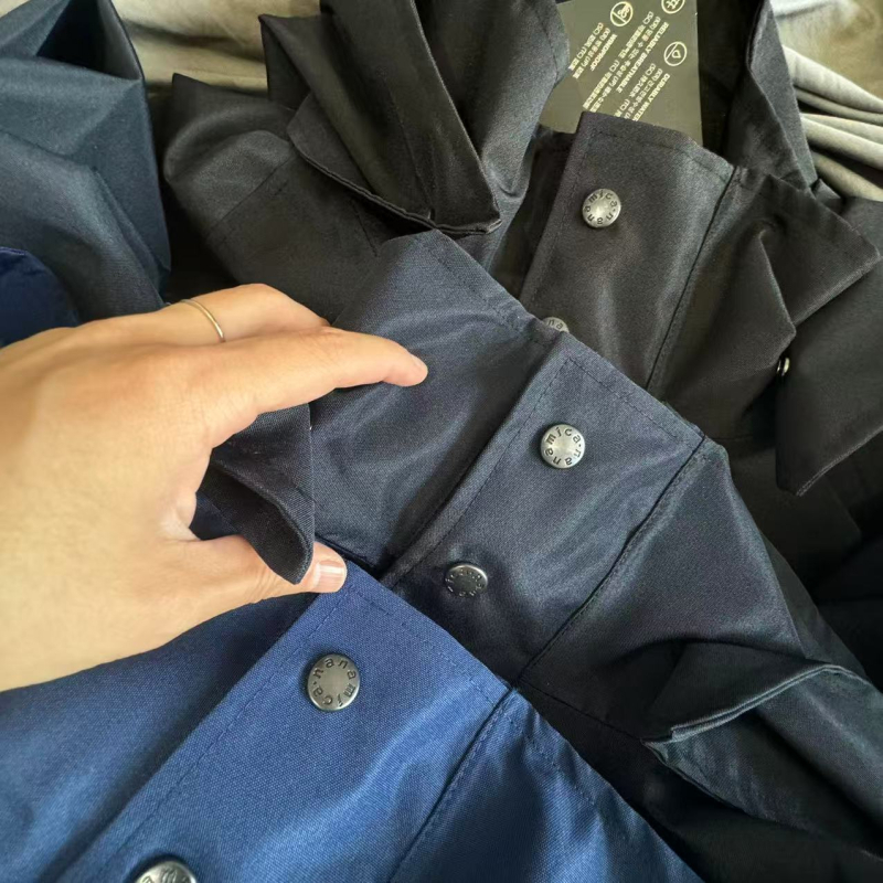 Pamukasta windbreaker jakna s odvojivom kapuljom, vodootporna, stojeći ovratnik, kopčanje na jednu liniju, ležerni kroj