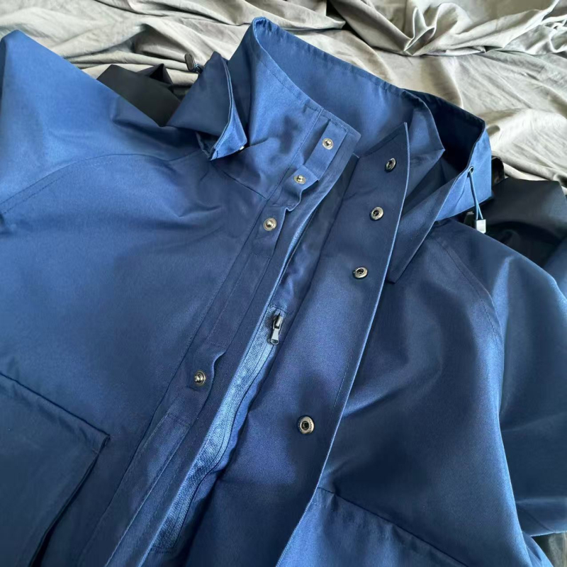 Pamukasta windbreaker jakna s odvojivom kapuljom, vodootporna, stojeći ovratnik, kopčanje na jednu liniju, ležerni kroj