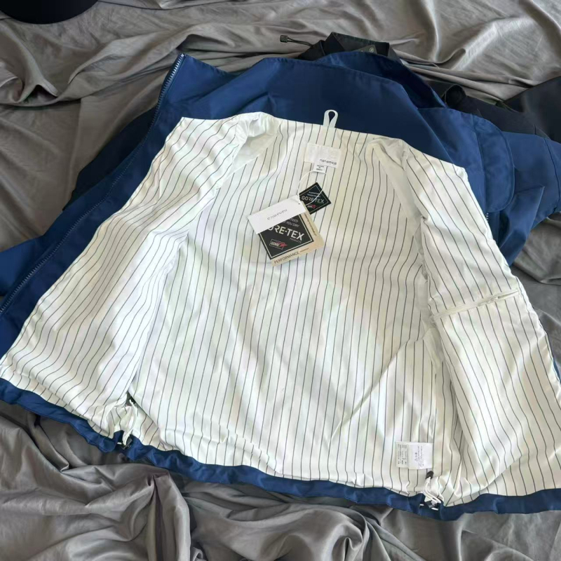 Pamukasta windbreaker jakna s odvojivom kapuljom, vodootporna, stojeći ovratnik, kopčanje na jednu liniju, ležerni kroj