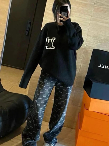 Pulover din lână amestecată cu jacquard de litere, croială lejeră, guler rotund, mâneci lungi