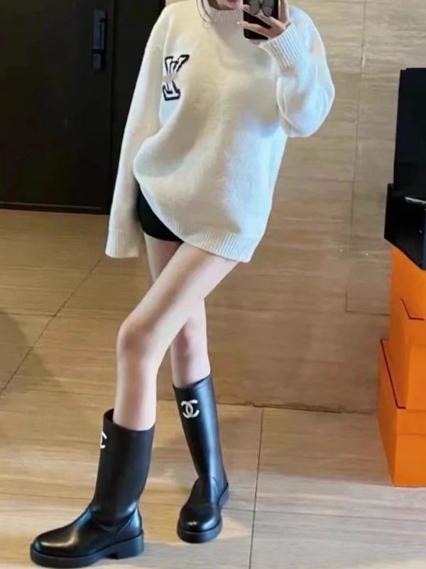 Pulover din lână amestecată cu jacquard de litere, croială lejeră, guler rotund, mâneci lungi