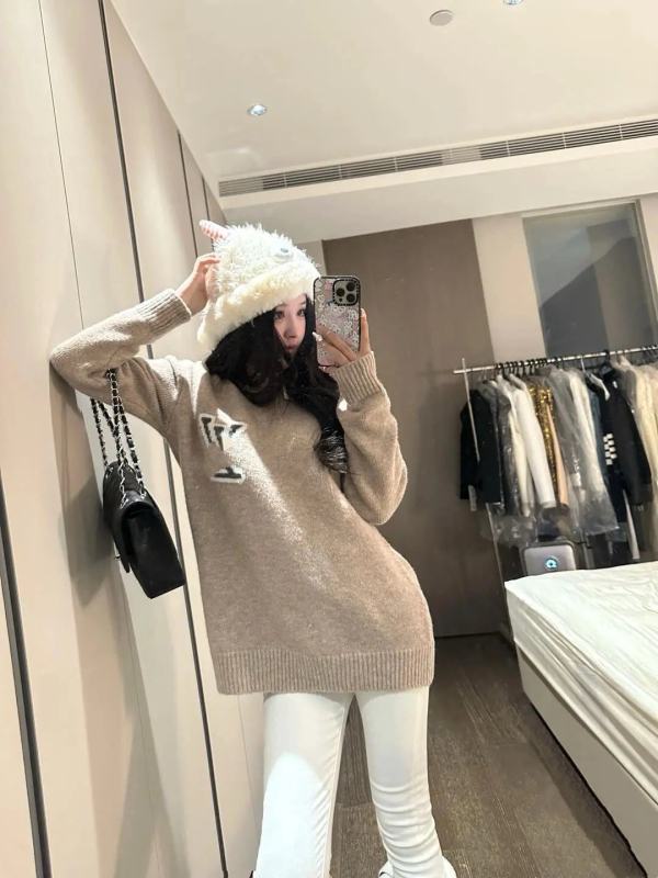 Pulover din lână amestecată cu jacquard de litere, croială lejeră, guler rotund, mâneci lungi