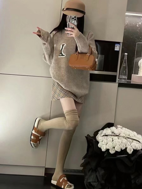 Pulover din lână amestecată cu jacquard de litere, croială lejeră, guler rotund, mâneci lungi