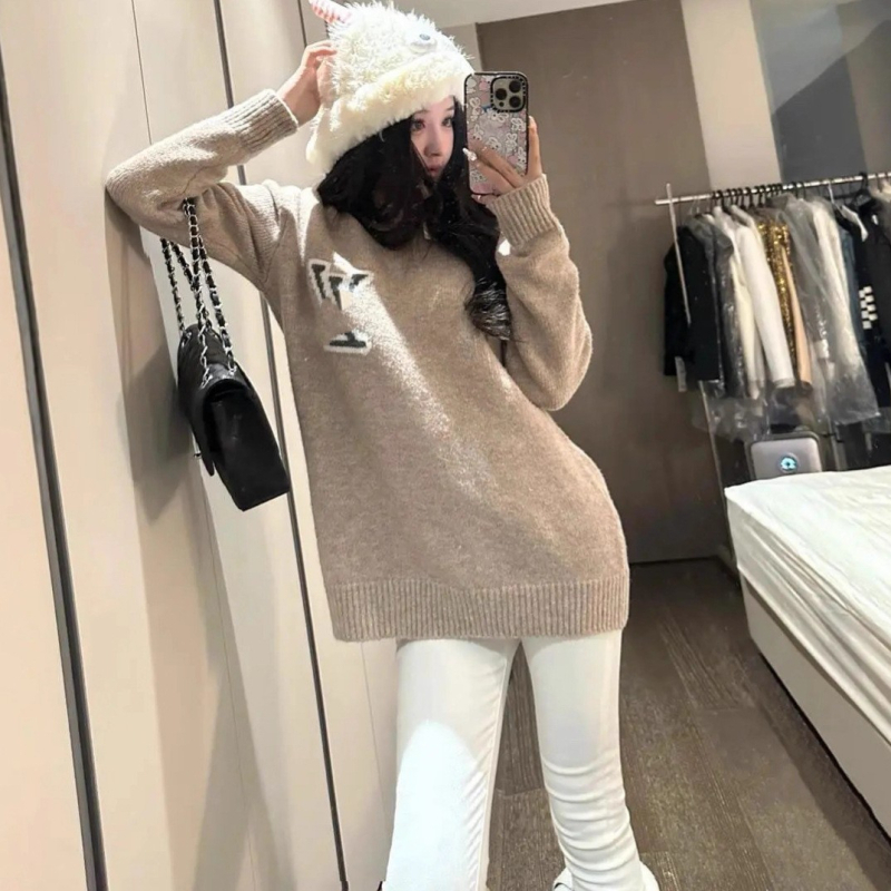 Pulover din lână amestecată cu jacquard de litere, croială lejeră, guler rotund, mâneci lungi